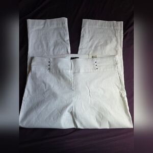 New With Tags! JM Collection Crisp White Capri Pants -M